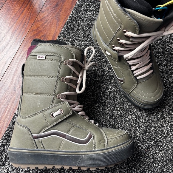 Women’s Vans Lace-Up Snowboard Boots - Picture 3 of 10
